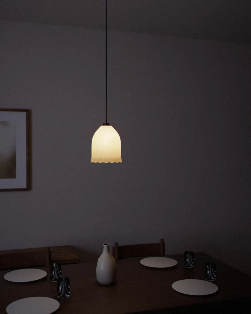 Tsurigane lit in a furnished room in the evening